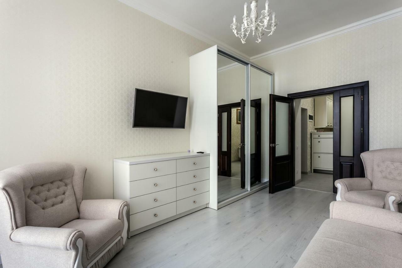 Lux Apartments In The Center Львов Экстерьер фото